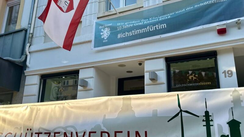 Schützenfest in Grevenbroich: Banner über der Tribüne löst Irritationen aus