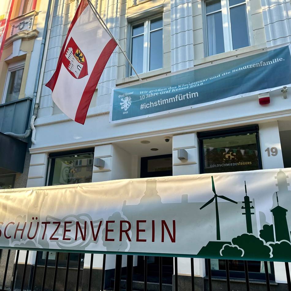 Schützenfest in Grevenbroich: Banner über der Tribüne löst Irritationen aus