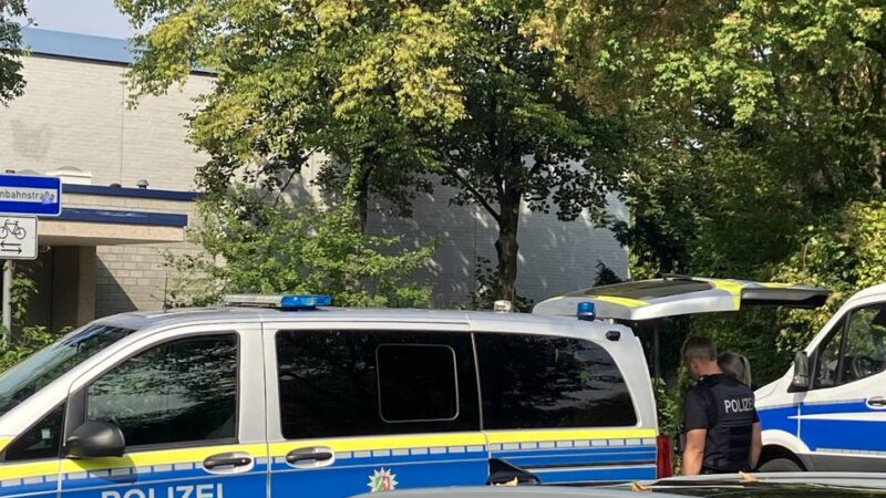 Polizeieinsatz in Dinslaken: Verdächtige Person an Gesamtschule gemeldet – Polizei gibt Entwarnung