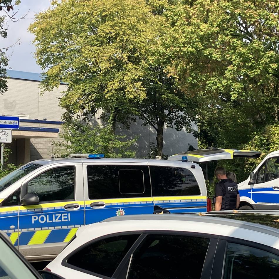 Polizeieinsatz in Dinslaken: Verdächtige Person an Gesamtschule gemeldet – Polizei gibt Entwarnung
