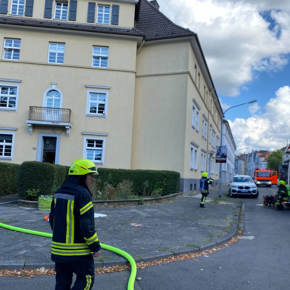Feuerwehr im Einsatz: Kellerbrand in Gladbach – keine Verletzten