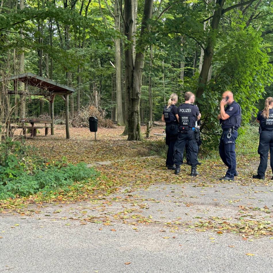 Polizei Mönchengladbach ermittelt: Messerattacke in Großheide – 25-Jähriger greift unvermittelt Bekannten an