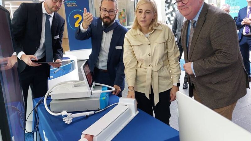 Medtronic zeigt medizinischen Fortschritt aus Meerbusch: Gesundheitsministerin nimmt live an Herz-OP teil