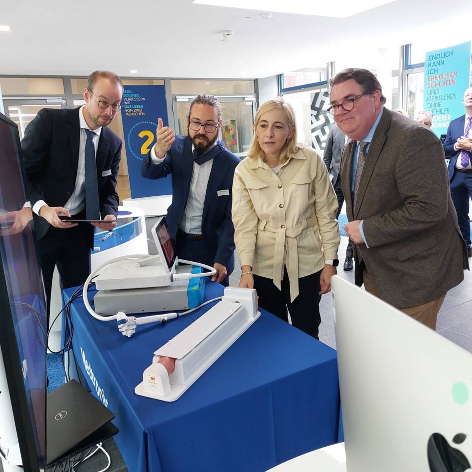 Medtronic zeigt medizinischen Fortschritt aus Meerbusch: Gesundheitsministerin nimmt live an Herz-OP teil