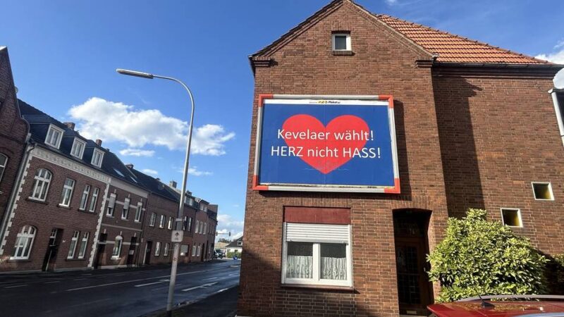 Kommunalwahl 2025: Privatmann hängt riesiges Plakat auf – „Kevelaer wählt! Herz nicht Hass!“