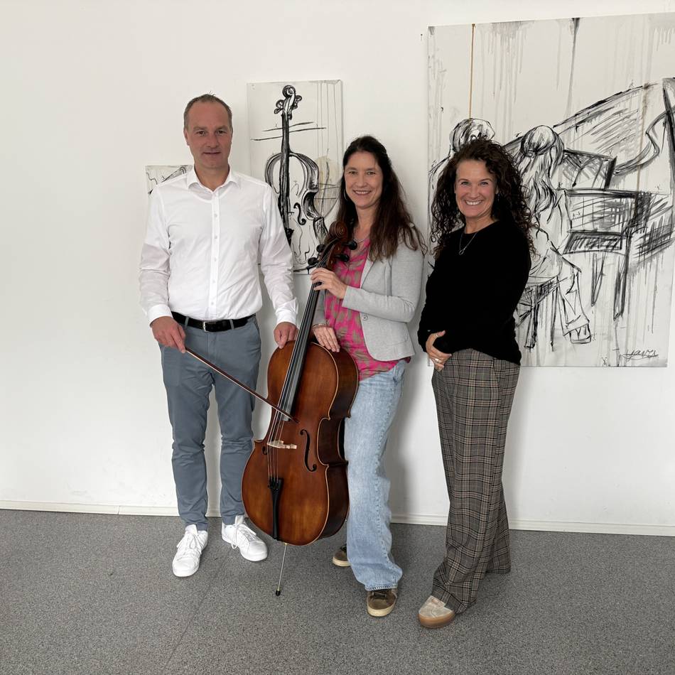KSK-Spende an Hückeswagener Einrichtung: Neues Musikschul-Cello sorgt für Chancengleichheit