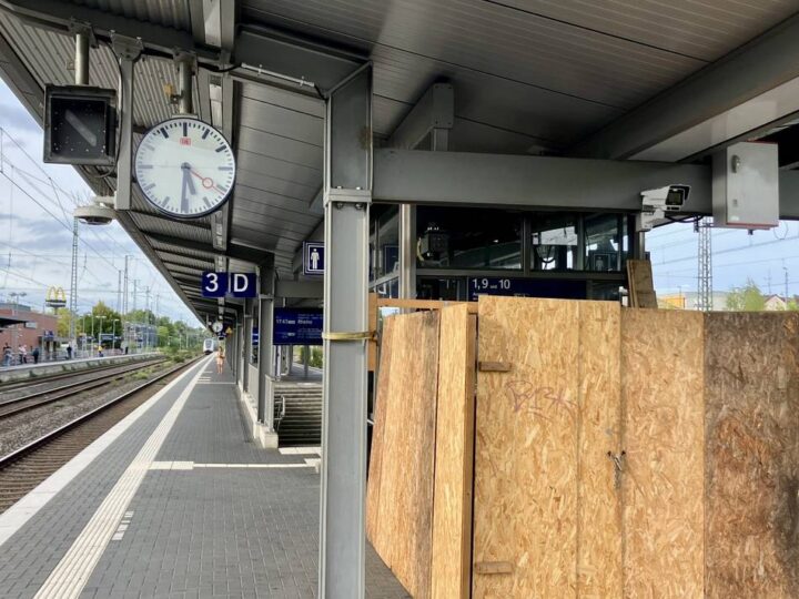 Hauptbahnhof Solingen: Bahnkunden gucken in die Röhre – gesperrter Aufzug bremst Behinderte aus