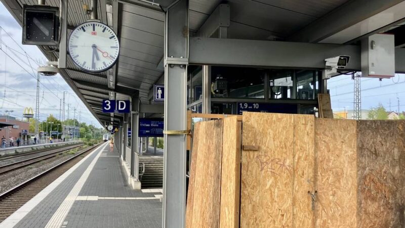 Hauptbahnhof Solingen: Bahnkunden gucken in die Röhre – gesperrter Aufzug bremst Behinderte aus