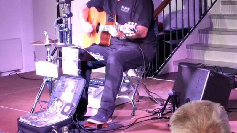 Konzert im Hückeswagener Kultur-Haus Zach: Folk, Oldies und Blues – erdiger Abend mit „Dr. Mojo“