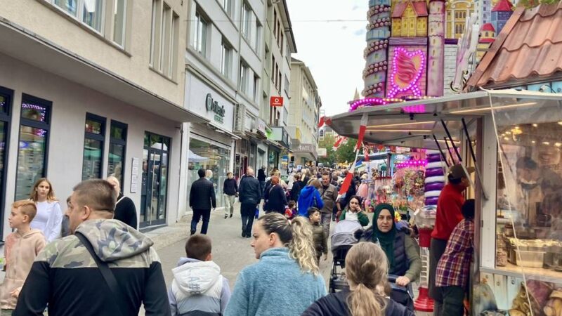 Bis Sonntag viel los in der City: Volle Innenstadt zum Zöppkesmarkt-Start in Solingen