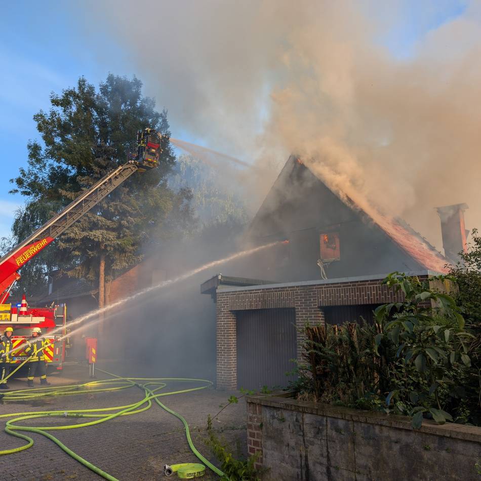 Abendlicher Feuerwehreinsatz: Leerstehendes Wohnhaus in Alt-Keyenberg brennt vollständig nieder