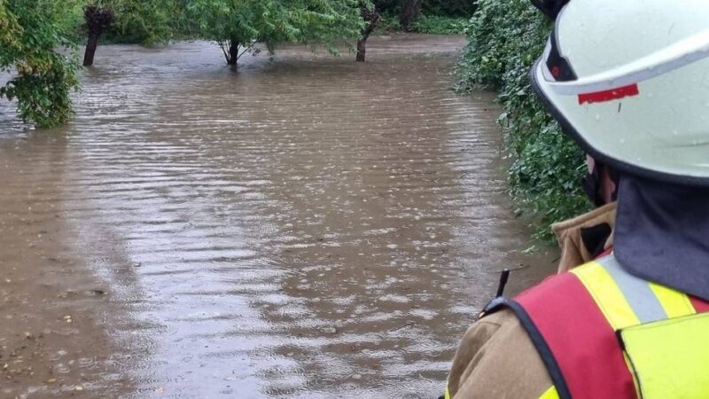 Starkregen in Langenfeld: Viehbach ist über die Ufer getreten