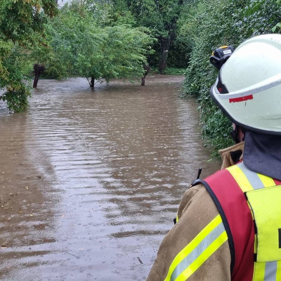 Starkregen in Langenfeld: Viehbach ist über die Ufer getreten