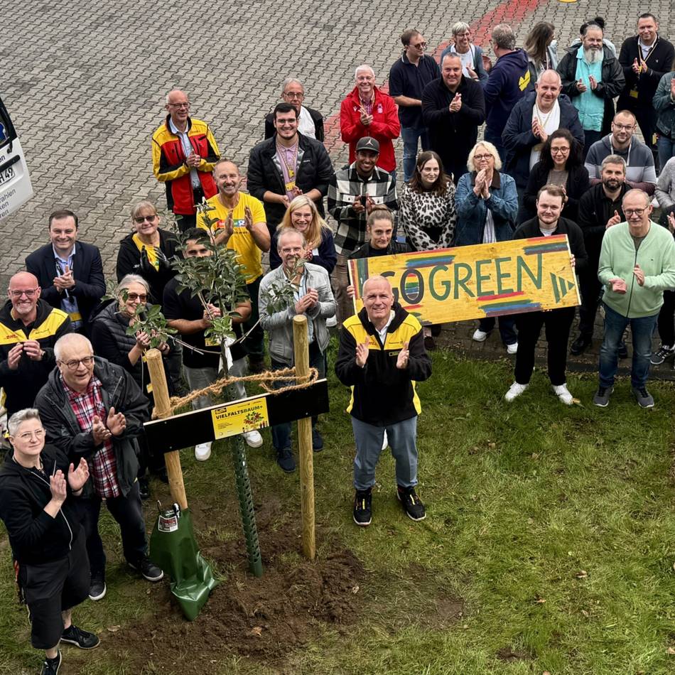Bundesweite Aktion: Langenfelder Postler pflanzen „Vielfaltsbaum“ am Briefzentrum