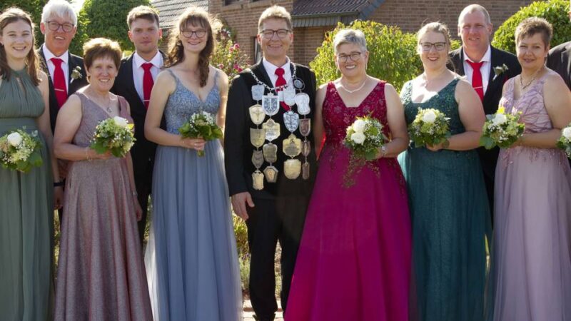 Krönungsball und Thronfoto: Birten feiert seinen König