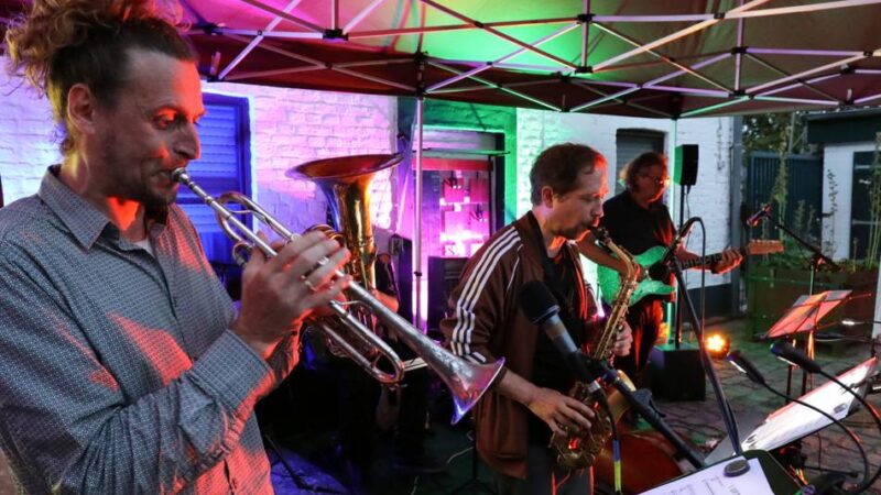 Hofkonzert in Rheinberg: Songs von den Beatles, Abba und Genesis neu verpackt
