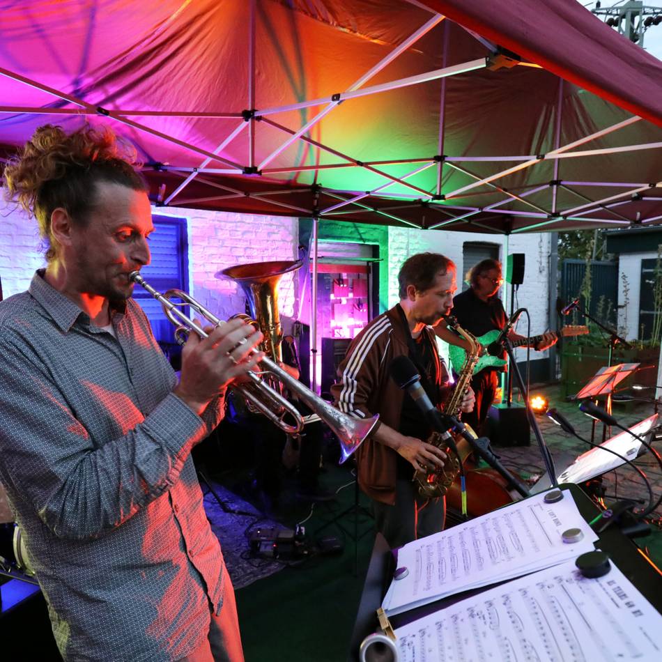 Hofkonzert in Rheinberg: Songs von den Beatles, Abba und Genesis neu verpackt