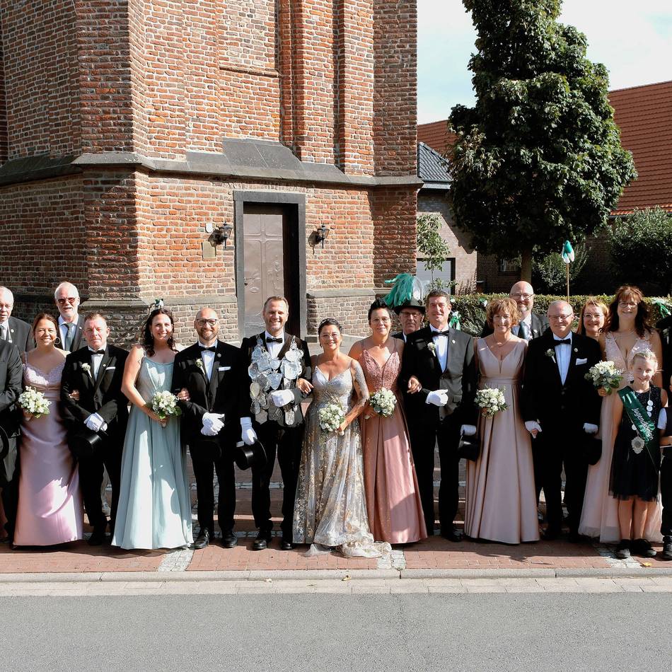 Schützenfest im Rheinberger Norden: Wallacher Königspaar Carsten und Sandra Stolze präsentiert sein Throngefolge