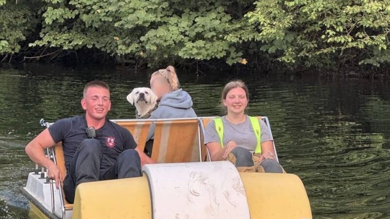 Kuriose Rettungsaktion in Ratingen: Feuerwehr rettet Labrador mit Tretboot aus Steinbruch