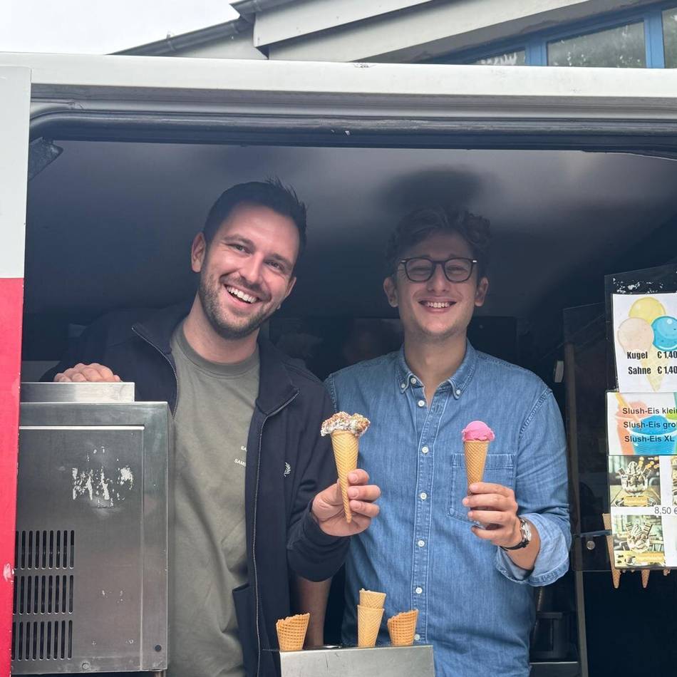 Kommunalwahl 2025 in Rheinberg: Juso-Chef als Eismann auf dem Borther Marktplatz