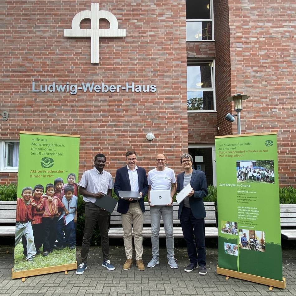 Aktion in Mönchengladbach: Diakonie spendet Laptops für Schüler in Kenia