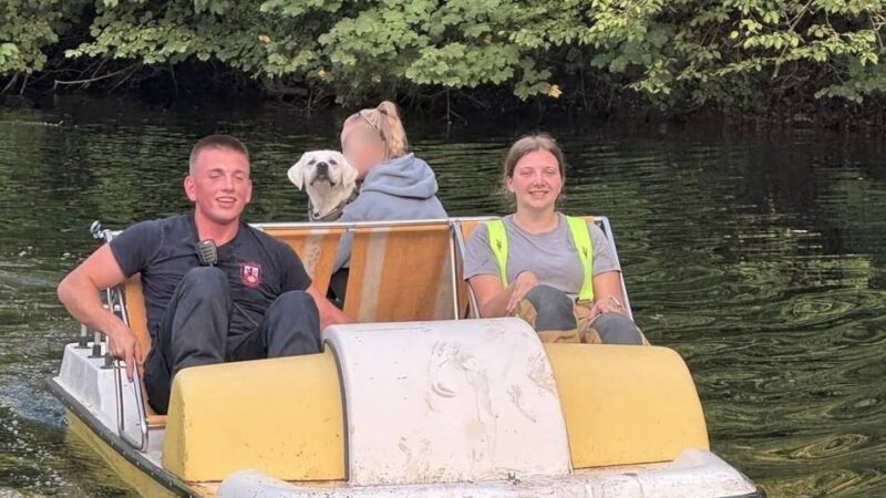 Einsatz am Blauen See: Feuerwehr rettet Labrador mit Tretboot