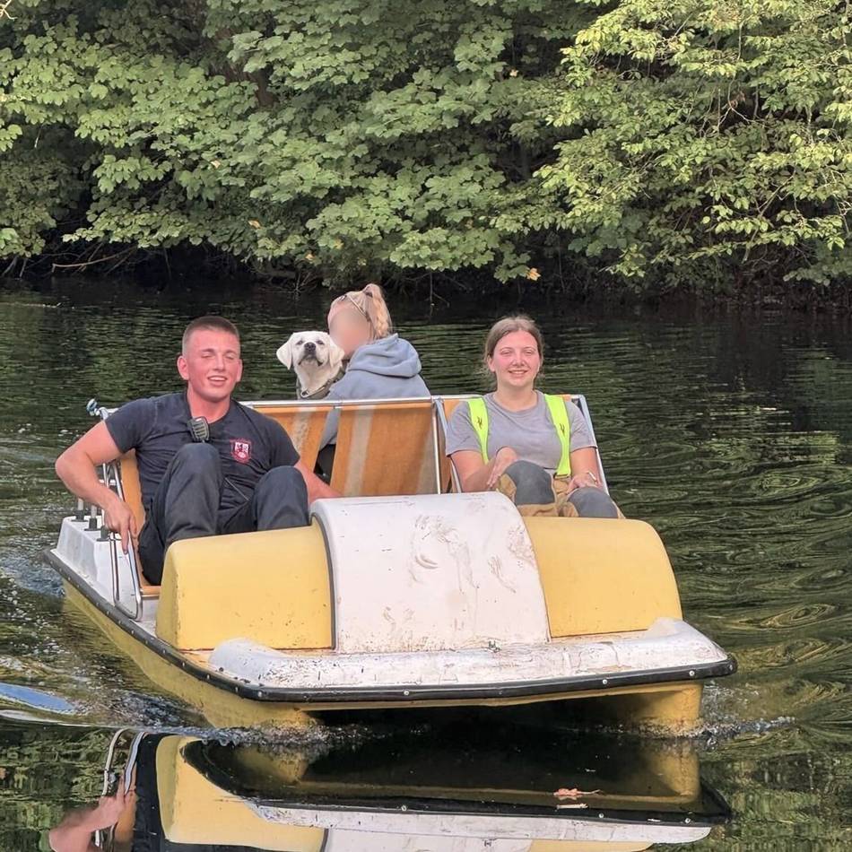 Einsatz am Blauen See: Feuerwehr rettet Labrador mit Tretboot