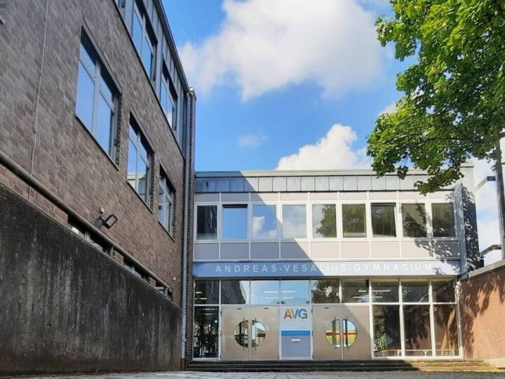 Gymnasien in Emmerich und Wesel: Seit fünf Jahren erkrankter Lehrer besetzt zwei Schulleiter-Posten