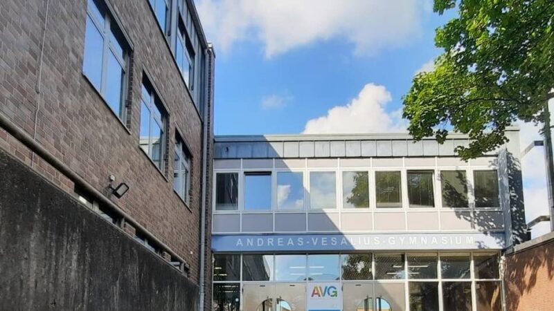 Gymnasien in Emmerich und Wesel: Seit fünf Jahren erkrankter Lehrer besetzt zwei Schulleiter-Posten