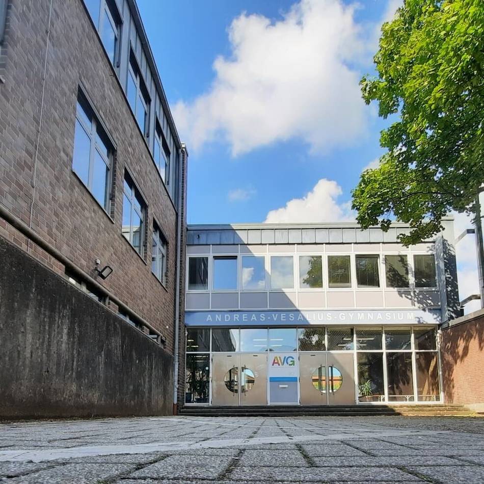 Gymnasien in Emmerich und Wesel: Seit fünf Jahren erkrankter Lehrer besetzt zwei Schulleiter-Posten
