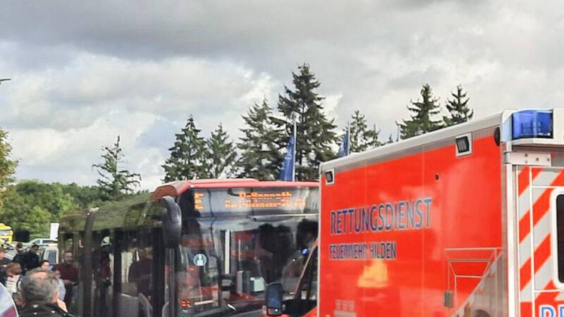 Feuerwehrgroßeinsatz bei Schulbusunfall in Hilden: Schüler aus den Sitzen geschleudert – Kinder haben geweint
