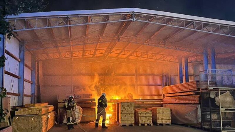Einsatz am Benninghofer Weg: Bauholz stand in hellen Flammen