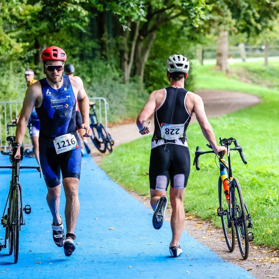 Hochbetrieb im Angerbad: Kleiner Schauer hält beim Stadtwerke Ratingen-Triathlon niemanden auf