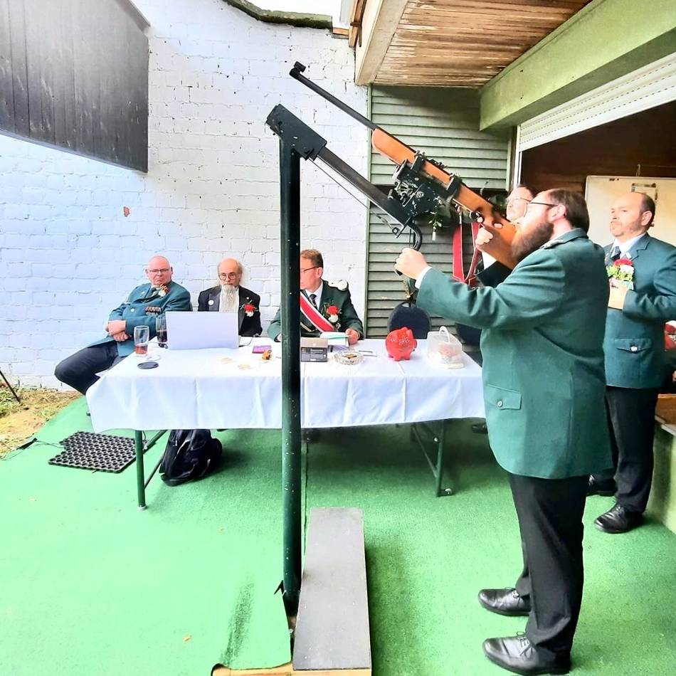 Schützenfest in Wesel: Daniel Heyne trifft als Erster und sichert sich den Reichsapfel