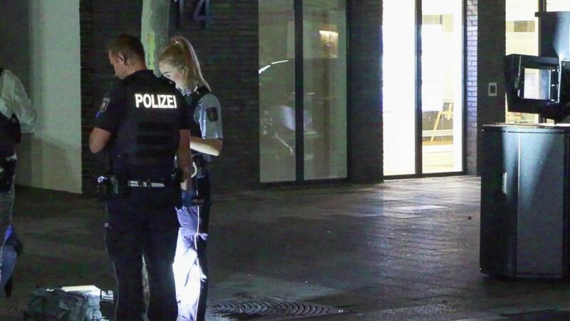 Kriminalität in Langenfeld: Mobiler Blitzer durch Feuerwerkskörper beschädigt