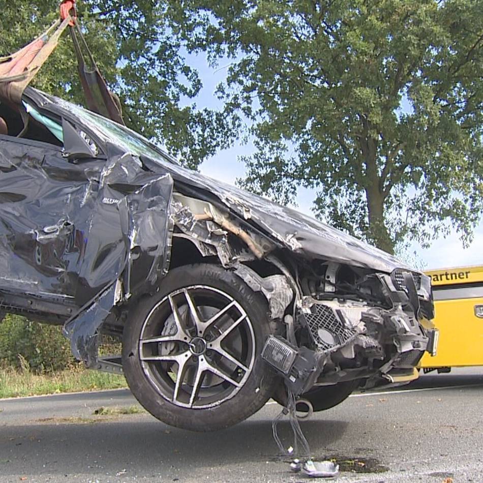 Unfall bei Isselburg: Auto überschlägt sich auf der B67 nach Kollision mit Trecker
