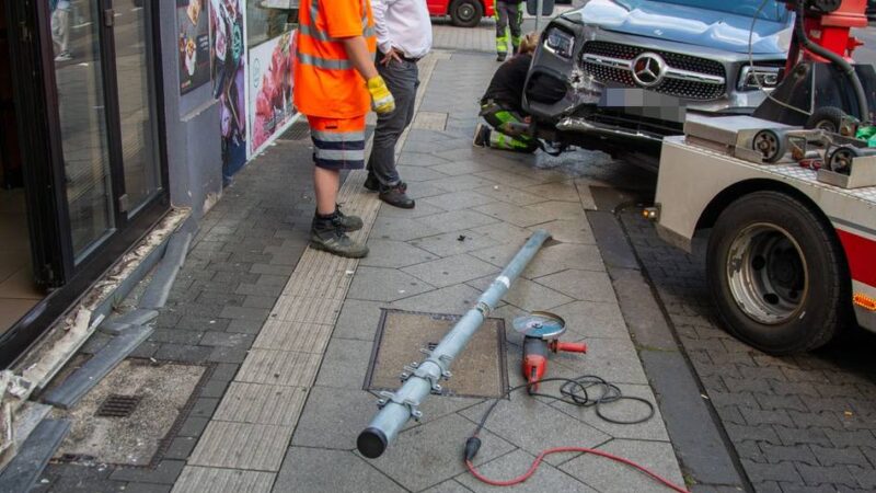 Auto fährt in Ladenlokal in Krefeld: „Einen halben Meter weiter wäre es zur Katastrophe gekommen“