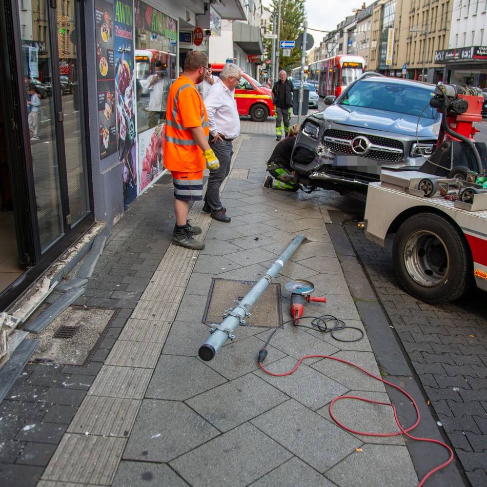 Auto fährt in Ladenlokal in Krefeld: „Einen halben Meter weiter wäre es zur Katastrophe gekommen“