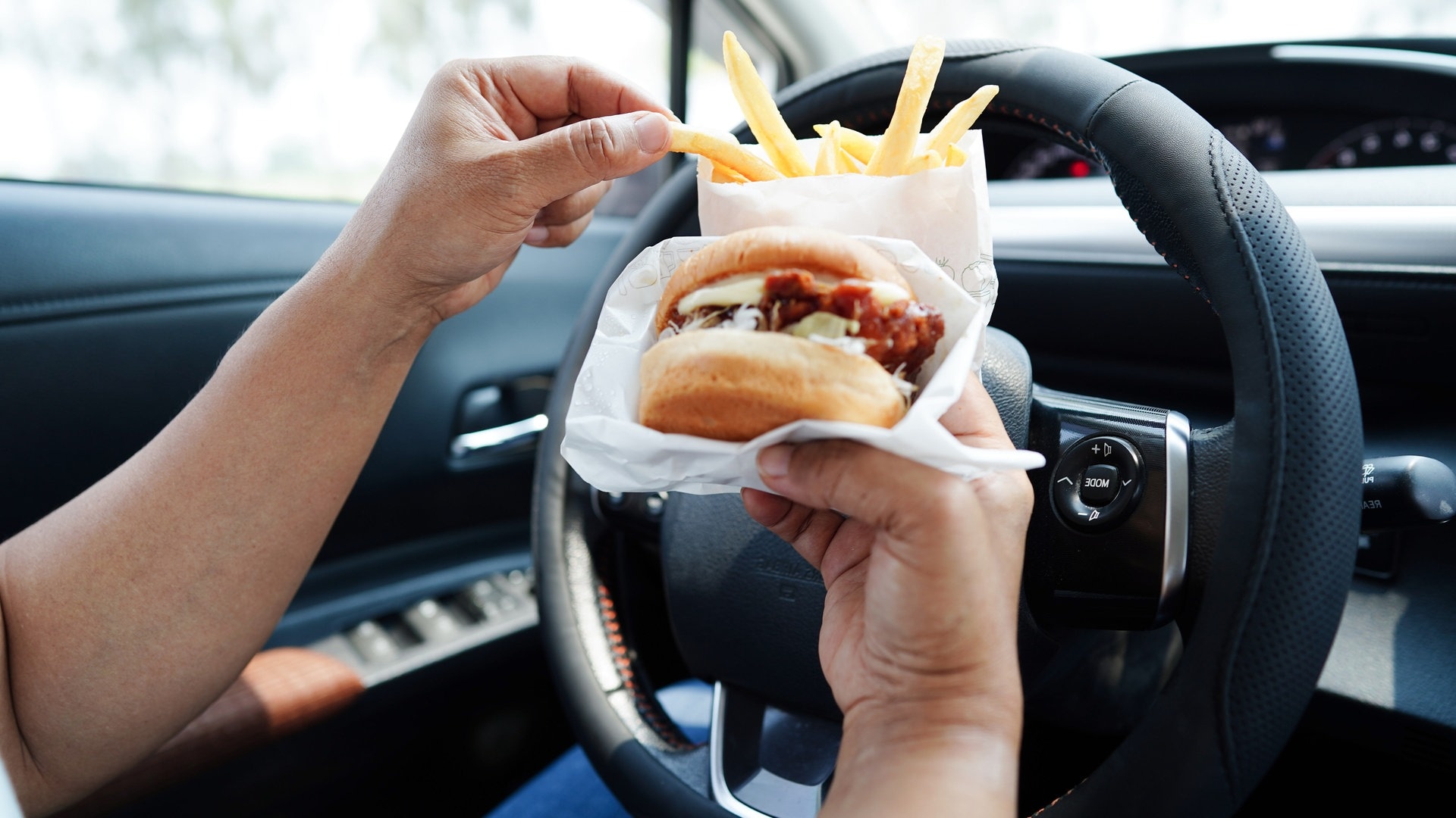 Regeln im Auto: Die skurrilsten Gesetze für Mitfahrer 🤣