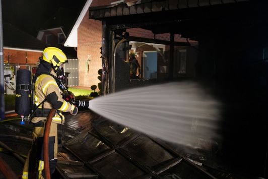 FW-SE: Feuer greift auf Doppelhaushälfte über – acht Personen betroffen