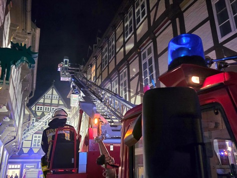 FW Celle: Gastronomieküche in historischen Altstadt in Vollbrand – mehrere Personen in Fachwerkhaus eingeschlossen!