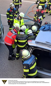 FW-M: Pkw kurz nach Tunnel quergestellt (Allach)