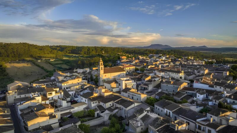 Dieses Mallorca-Dorf lockt mit Blumenmeer und Blick in die Sterne!