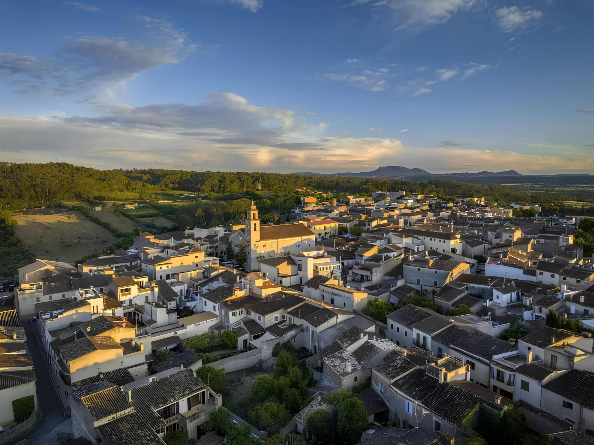 Dieses Mallorca-Dorf lockt mit Blumenmeer und Blick in die Sterne!