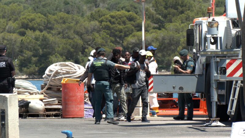 Aufnahme minderjähriger Bootsmigranten: Juristischer Punktsieg für Madrid