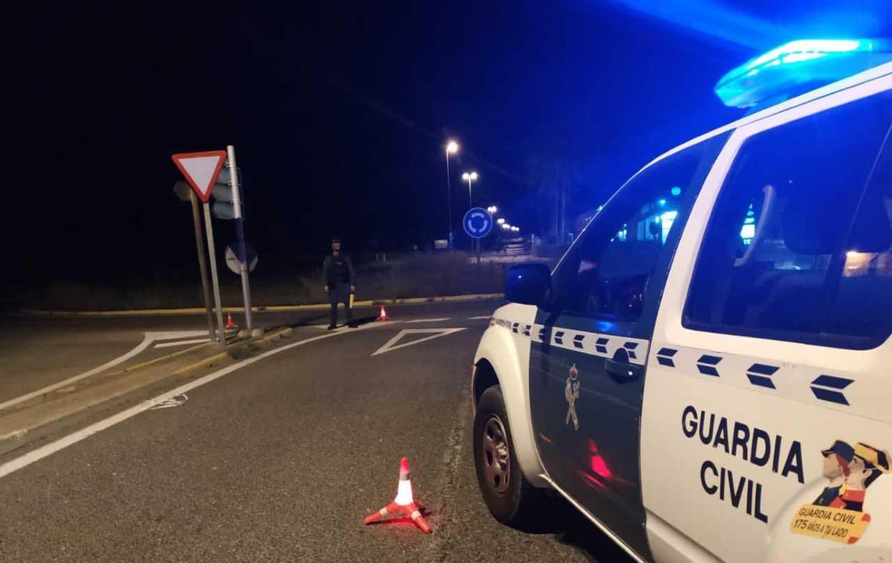 Aggressiver Fahrer fährt dreimal auf Auto auf, versucht Frau zu überfahren und flieht