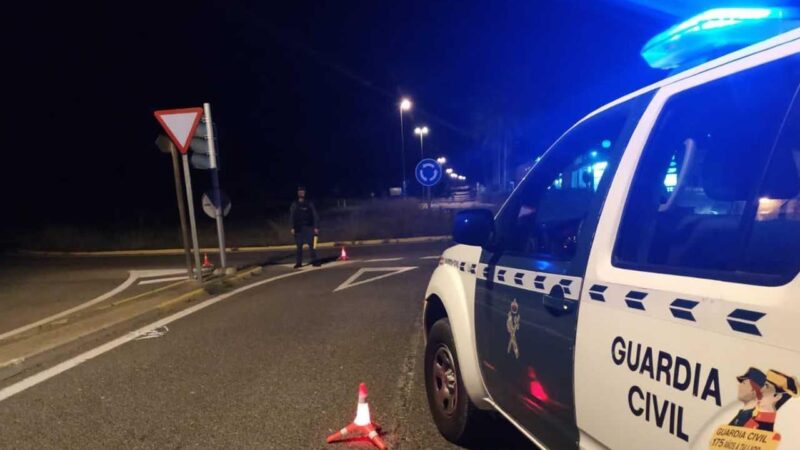 Aggressiver Fahrer fährt dreimal auf Auto auf, versucht Frau zu überfahren und flieht