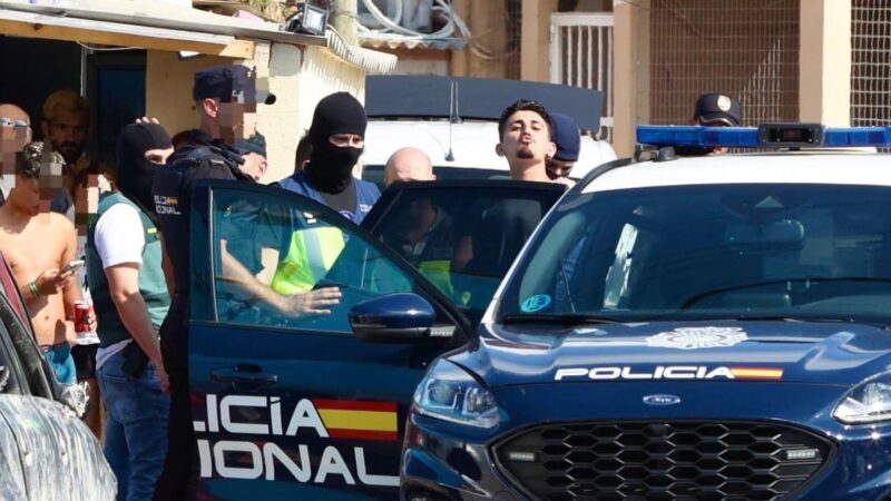 Großrazzia in der Drogensiedlung: Frisch gekürter Narco-Boss in Handschellen abgeführt