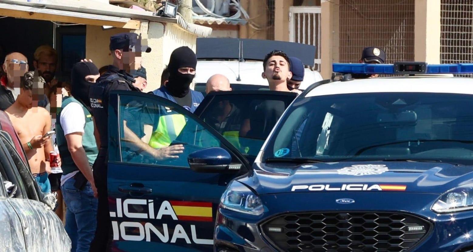 Großrazzia in der Drogensiedlung: Frisch gekürter Narco-Boss in Handschellen abgeführt