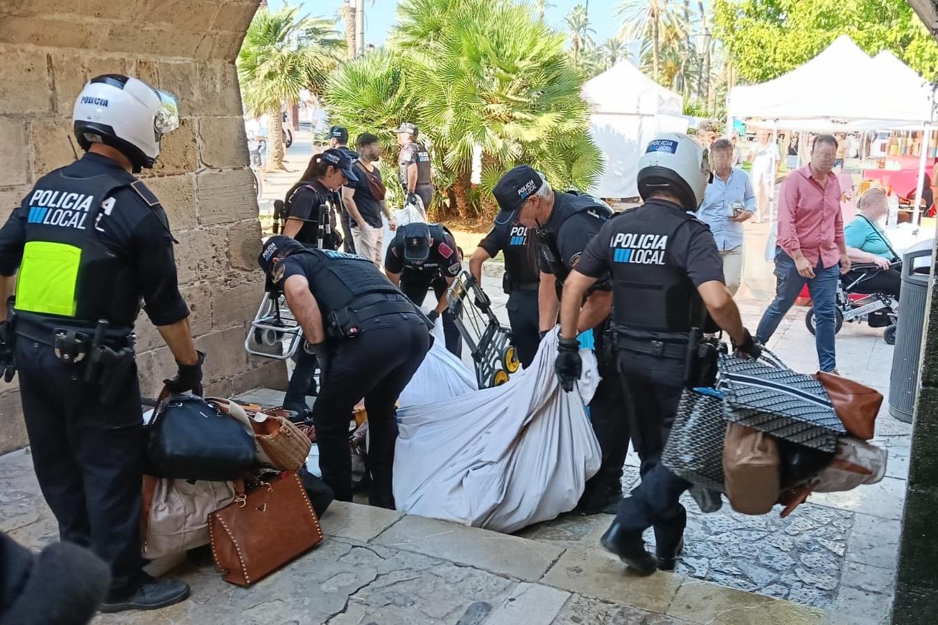 Razzia an beliebtestem Touri-Spot auf Mallorca: Fünf Container gefälschte Waren von illegalen Straßenhändlern beschlagnahmt